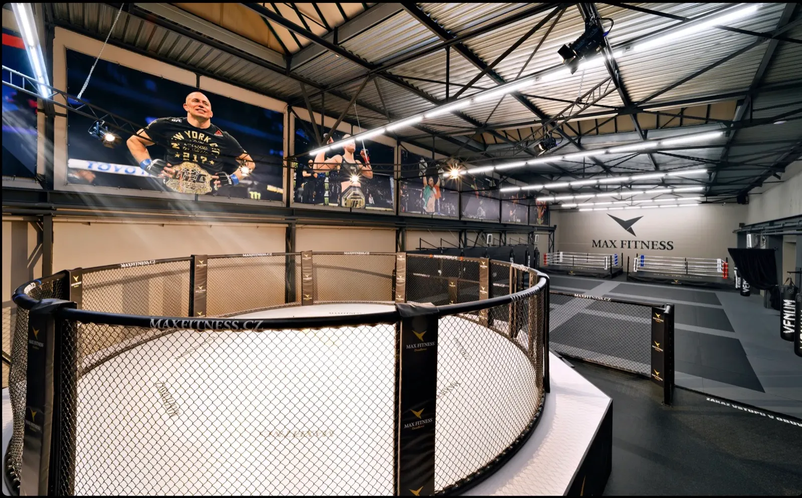 MMA klec v Max Fitness Plzeň-Doudlevce