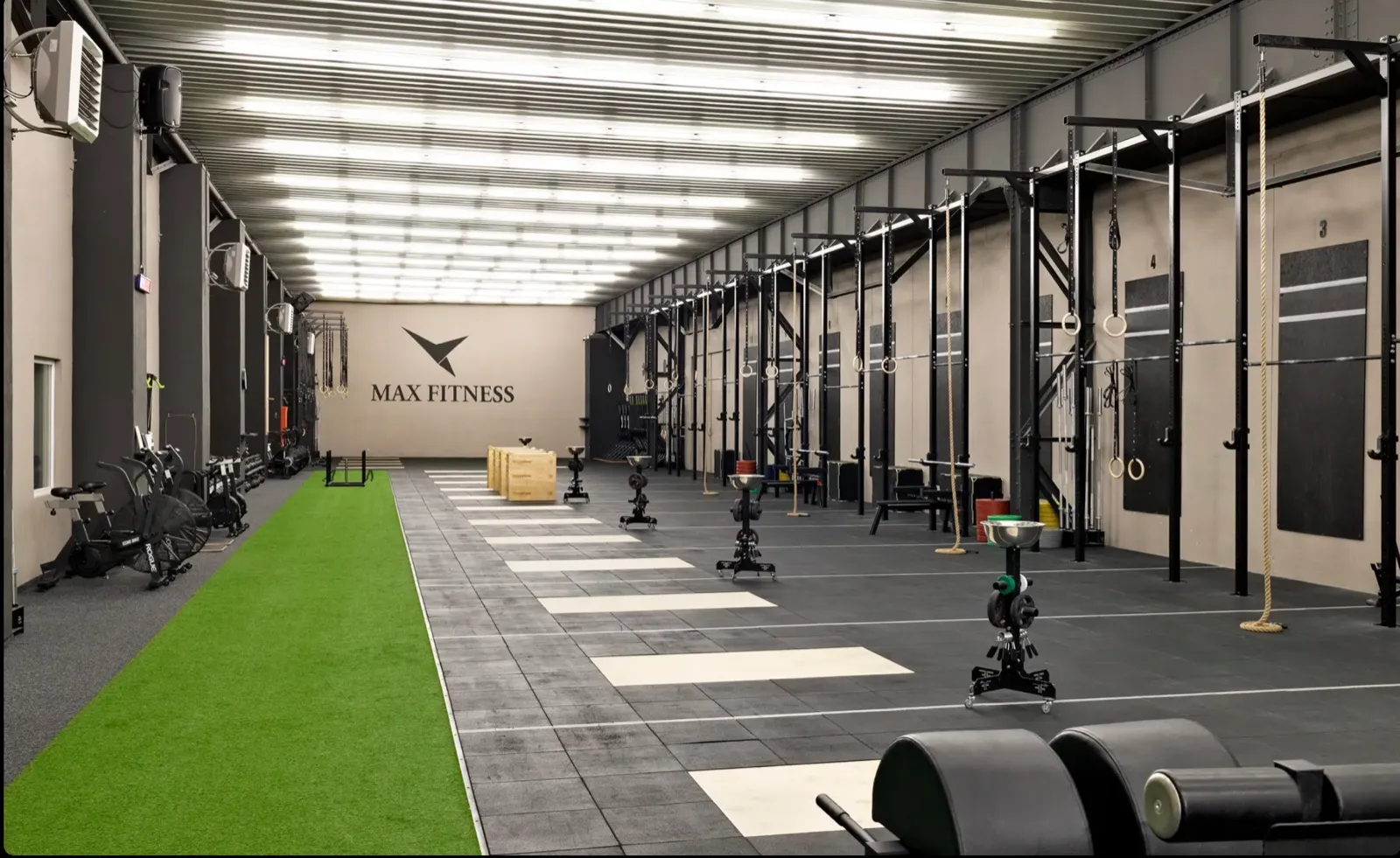 CrossFit zóna se zelenou dráhou v Max Fitness Plzeň