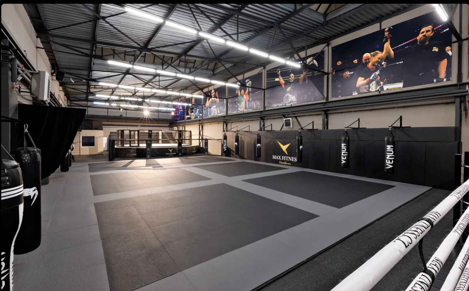 Fight zóna s tatami a klecí v Max Fitness Plzeň